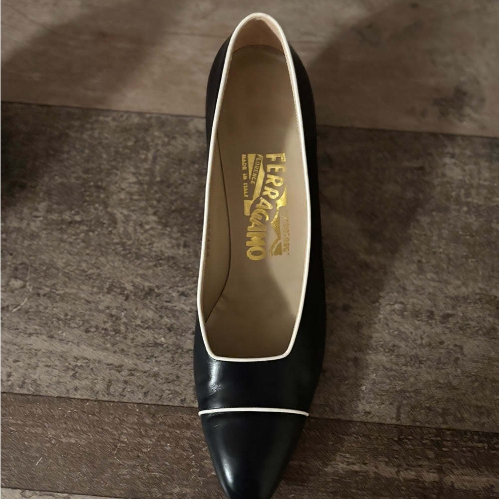 SALVATORE FERRAGAMO VTG BLACK LEATHER PUMPS WITH WHITE TRIM Size 7 - Picture 2 of 8